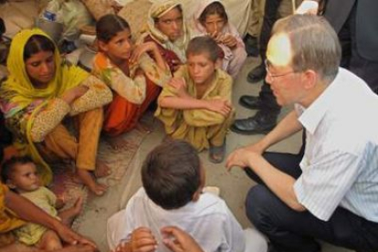El secretario general de la ONU, Ban Ki-moon, charla con niños afectados en Pakistán.