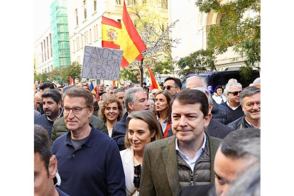 El presidente del Partido Popular de Castilla y León, Alfonso Fernández Mañueco, participa, junto al presidente nacional del PP, Alberto Núñez Feijóo, en la concentración en defensa del Estado de Derecho y la Igualdad de todos los españoles y en contra de la amnistía. JUAN LÁZARO
