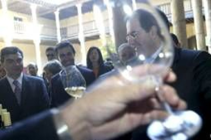 El presidente Juan Vicente Herrera -visto a través de una copa- se dispone a catar un vino de Toro