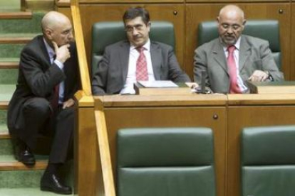 Rodolfo Ares, Patxi López y José Antonio Pastor, en el parlamento