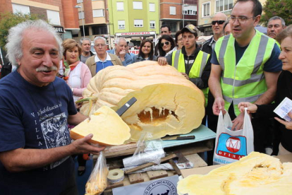 Miguel Yuma, el artífice de la calabaza gigante a la que calificó de «monstruo», fue el primero en partir una porción.