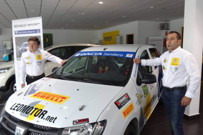 Samuel Folgueral y Conrado Fernández posan junto a su coche.