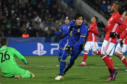 Azmoun celebra su gol, el primero del Rostov, ante los defensas y el portero del Bayern.