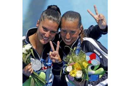 Gemma Mengual, a la derecha, y Andrea Fuentes muestran sus medallas de plata.