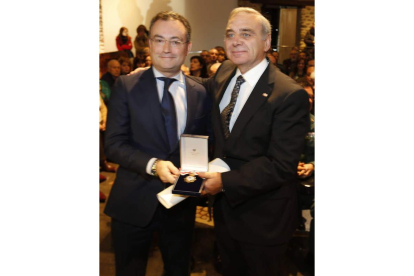 Fernando Salguero recogió la medalla del Ayuntamiento.