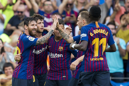 Messi, felicitado tras empatar el partrido ante el Huesca.