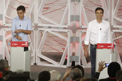 Eduardo Madina y Pedro Sánchez durante el debate de los candidatos que se celebró el lunes.
