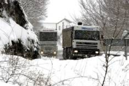 Dos camiones ascienden con dificultad por el puerto de Los Tornos que une Burgos y Cantabria