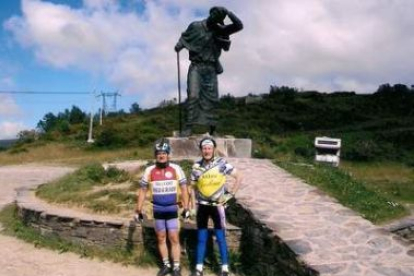 Baltasar Ferreras y José Ramos durante el viaje a Santiago en bici de este año.