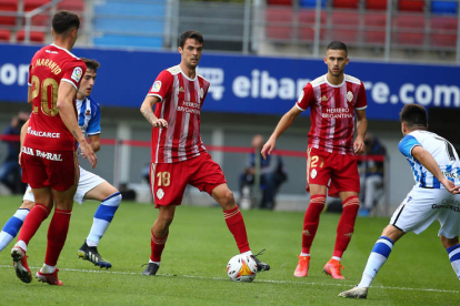 Naranjo (20), Erik Morán (18) y Copete (27), durante el partido que el equipo berciano jugó en Ipurúa ante la Real Sociedad B. L. DE LA MATA