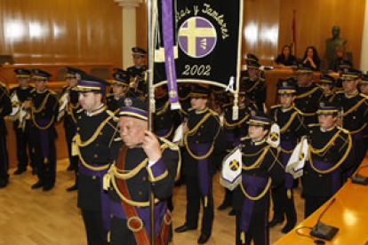 La banda de música de Las Tres Caídas estrena este año uniforme regalado por el consistorio.