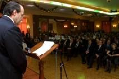 César Gavela pronuncia su discurso ante la expectante mirada de los socios de La Obrera