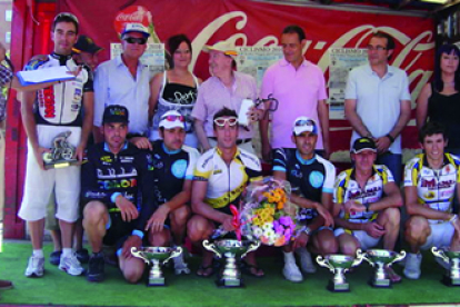 Los corredores del Turisleón en el podio con los mejores de la prueba vallisoletana.