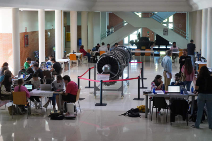 Los 65 estudiantes se citan en Escuela de Ingenierías Industrial, Informática y Aeroespacial. J. NOTARIO