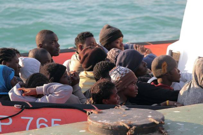 La Guardia Costera desembarca a un grupo de inmigrantes en un puerto de Sicilia.