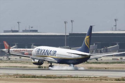 Un avión de Ryanair aterrizando en El Prat.
