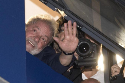 Lula saluda a sus seguidores desde el sindicato donde continúa atrincherado.