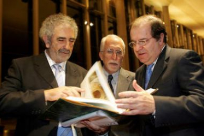 Ernesto Escapa, junto a Luis Mateo Díez y Juan Vicente Herrera.
