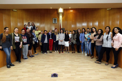 Gancedo y Cabañas se reunieron en el salón de plenos con mujeres de un programa social. MARCIANO