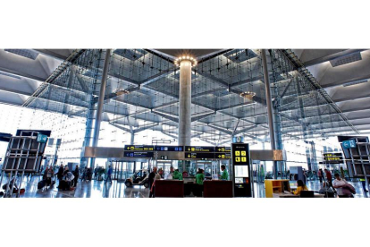 Aspecto del interior de la terminal del aeropuerto de Málaga a cuyas obras Vitro ha destinado miles de metros de vidrio.