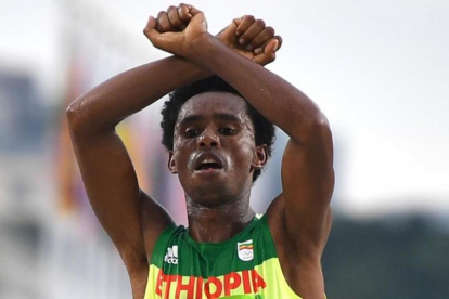 El atleta etíope Feyisa Lilesa cruzando la línea de meta tras acabar segundo en el maratón de Río.