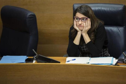 La vicepresidenta y 'consellera' Mónica Oltra, en su escaño de las Corts Valencianes.