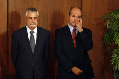 José Antonio Griñán (izquierda), junto al también expresidente andaluz Manuel Chaves, ambos implicados en el caso de los ERE, en septiembre del 2013, en Sevilla.