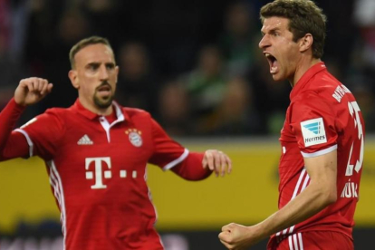 Müller, que ha perdido presencia últimamente en el equipo, celebra con rabia el gol del Bayern en presencia de Ribéry.