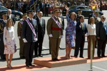 Los Reyes, junto a los Principes y Carme Chacon, durante el Día de las Fuerzas Armadas