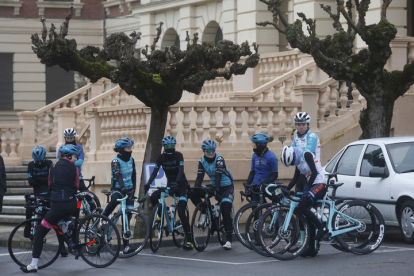 Las ciclistas UCI y juveniles se disponen a entrenar. FERNANDO OTERO