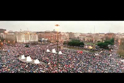 Vista panorámica de la plaza de Colón, abarrotada de manifestantes.