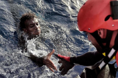 Un miembro de la oenegé Proactiva Open Arms rescata a un inmigrante en el Mediterráneo, frente a la costa libiam en octubre del 2016.