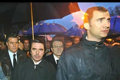 El príncipe Felipe presidió la manifestación. En la foto, el heredero de la Corona y Aznar, completamente empapados.