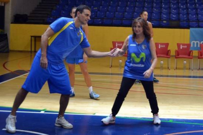 Pedro Sánchez y Ana Rosa Quintana, durante el partidillo de baloncesto.