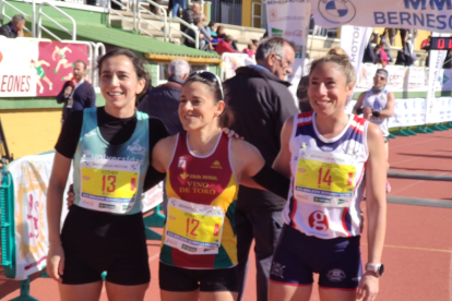 La ganadora, Verónica Sánchez , junto a la segunda clasificada, Esther Ramos y la tercera,  Itziar Méndez. M. Á. TRANCA
