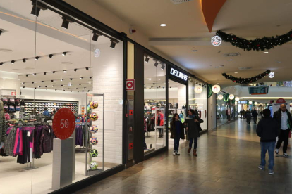 Décimas ha ampliado su espacio en El Rosal. L. DE LA MATA