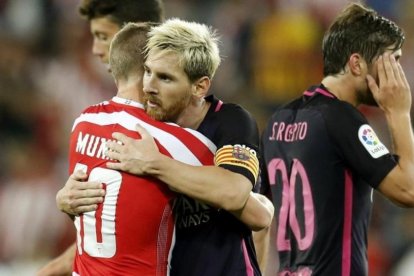 Messi se abraza a Muniain tras el partido.