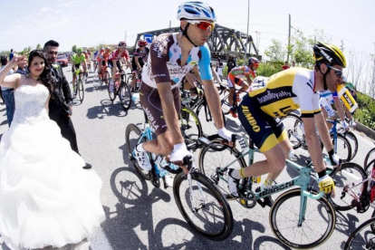 Unos recién casados, al paso de los corredores del Giro durante la cuarta etapa.