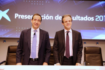 El presidente de CaixaBank, Jordi Gual (derecha), y el consejero delegado de la entidad, Gonzalo Gortázar, presentan en rueda de prensa los resultados económicos del ejercicio 2016.