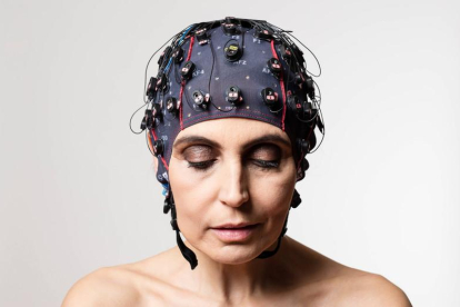 Una mujer usa un casco cerebro-ordenador.