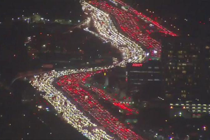 Monumental atasco en Los Ángeles de gente que intenta llegar a su casa para la cena de Acción de Gracias.