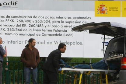 La foto es de mayo del 2008, cuando una mujer de 41 años era arrollada por el tren en Villadepalos. Se ve el cartel de Adif.