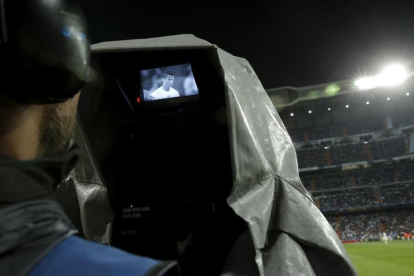 Cámara de televisión durante la retransmisión de un partido de la Champions en el Santiago Bernabéu.
