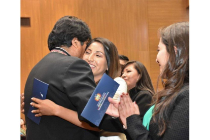 El mandatario presidió el juramento de 268 nuevos abogados en un acto en la sede del Gobierno boliviano en La Paz, entre los que estaba su hija Evaliz.
