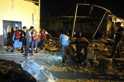 Equipos de rescate retiran los cadáveres provocados por el bombardeo. E.M.