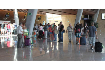 Imagen de archivo del aeropuerto de León en plena actividad en la temporada de verano pasada.