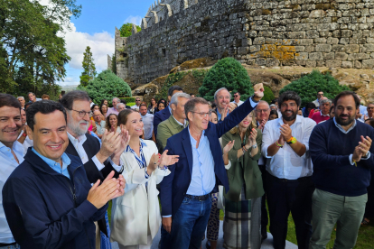 El presidente del Partido Popular, Alberto Núñez Feijóo, saluda en la inauguración del curso político ante el Castillo de Soutomaior acompañado por muchos de sus barones, entre ellos Fernández Mañueco, a la izquierda. EFE