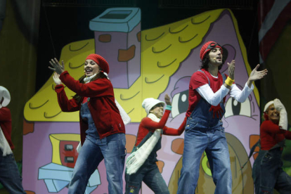 Los integrantes del popular grupo musical infantil El Cantajuegos en una actuación en León.