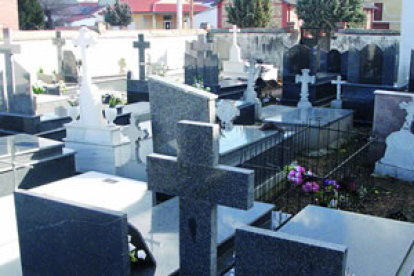 La falta de espacio y la situación del camposanto, problemas del cementerio.