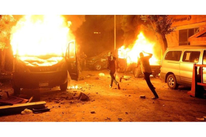 Manifestantes egipcios queman vehículos de la Policía durante unas protestas.